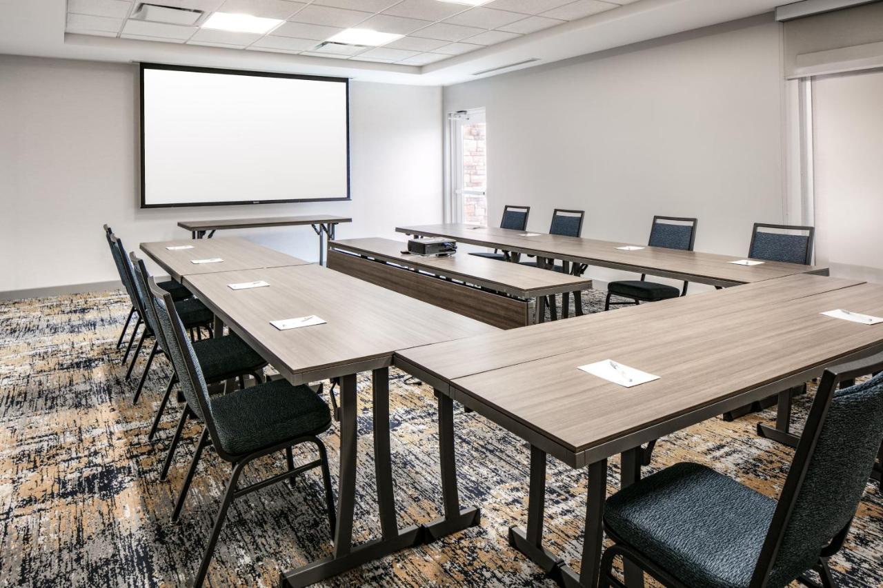 Towneplace Suites By Marriott Oconomowoc Buitenkant foto